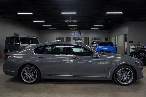 Bernina Grey Amber Effect Metallic 2022 BMW 750 i xDrive