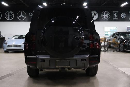 2024 Land Rover Defender 130 P400 Outbound