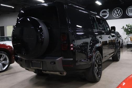 2024 Land Rover Defender 130 P400 Outbound