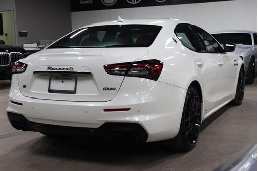 Bianco 2022 Maserati Ghibli Modena Q4
