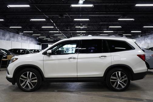 White Diamond Pearl 2017 Honda Pilot Touring