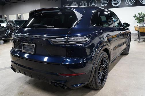 Moonlight Blue Metallic 2023 Porsche Cayenne GTS