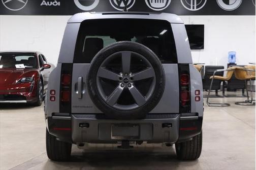 2024 Land Rover Defender 130 P400 Outbound