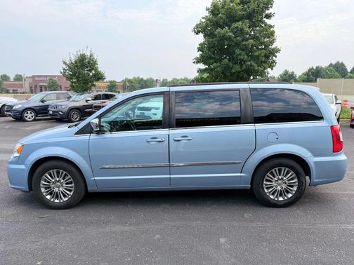 2016 Chrysler Town & Country Touring-L