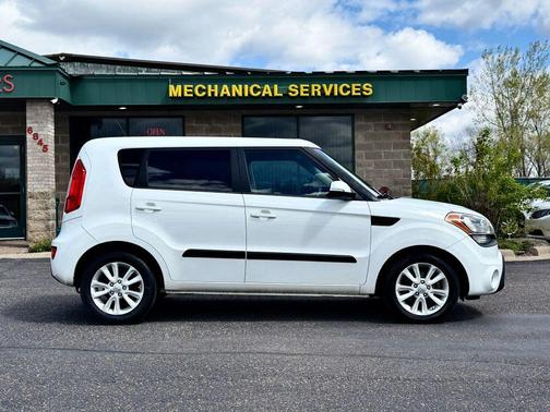 White 2013 Kia Soul +