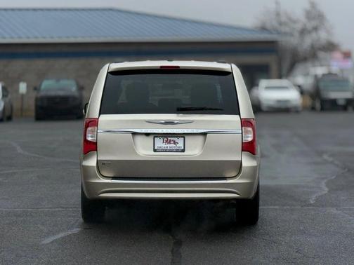 2016 Chrysler Town & Country Touring