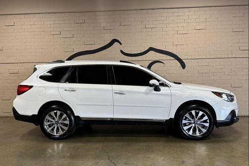 Crystal White Pearl 2019 Subaru Outback 2.5i Touring