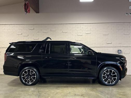 2025 Chevrolet Suburban RST