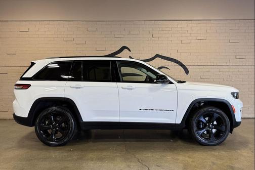 Bright White Clearcoat 2023 Jeep Grand Cherokee Limited