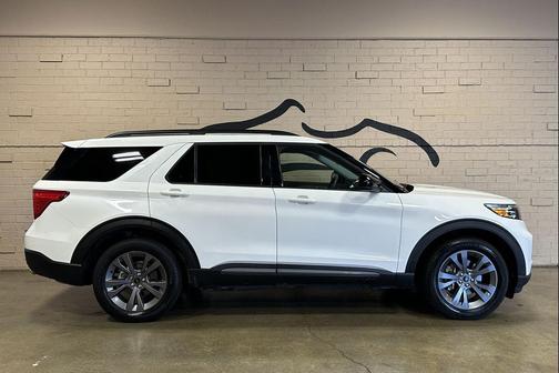 Star White Metallic Tri-Coat 2024 Ford Explorer XLT