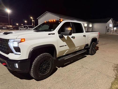 Summit White 2024 Chevrolet Silverado 2500 4WD Crew Cab Standard Bed ZR2