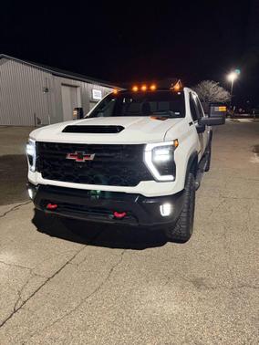 Summit White 2024 Chevrolet Silverado 2500 4WD Crew Cab Standard Bed ZR2