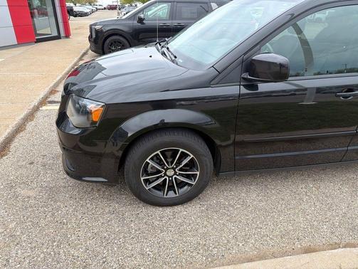 Brilliant Black Crystal Pearlcoat 2017 Dodge Grand Caravan GT