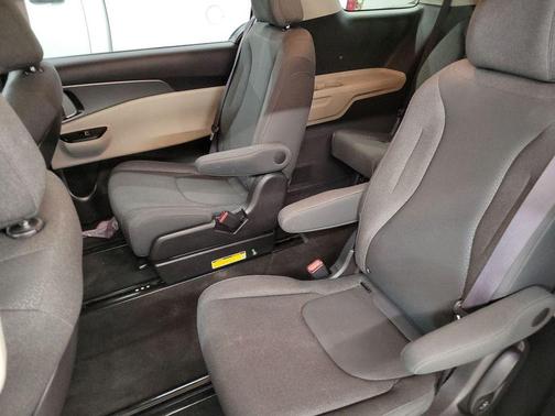 2023 Kia Carnival LX