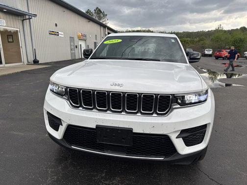 Bright White Clearcoat 2025 Jeep Grand Cherokee Laredo