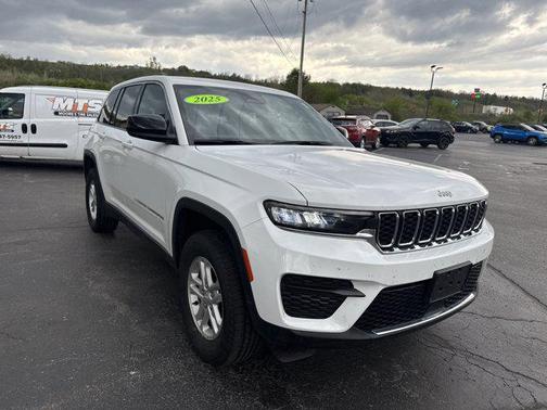Bright White Clearcoat 2025 Jeep Grand Cherokee Laredo