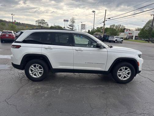 Bright White Clearcoat 2025 Jeep Grand Cherokee Laredo