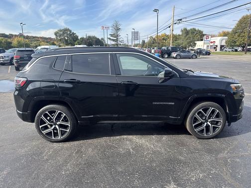 Diamond Black Crystal Pearlcoat 2025 Jeep Compass Limited
