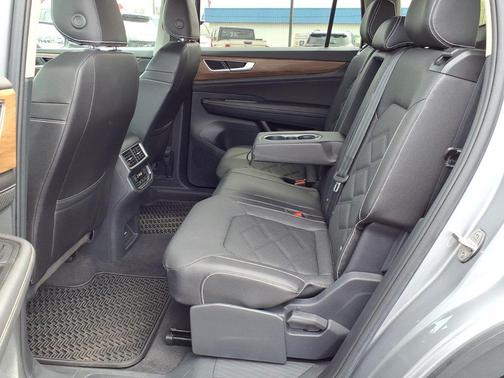 Silver Mist Metallic 2025 Volkswagen Atlas 2.0T SE