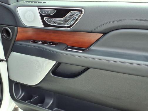 Pristine White Metallic Tri-Coat 2022 Lincoln Navigator Reserve