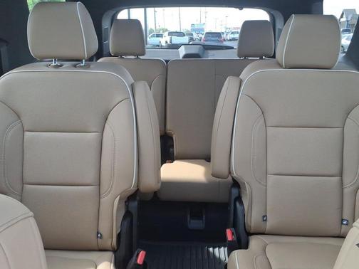Iridescent Pearl Tricoat 2023 Chevrolet Traverse Premier