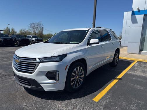 Iridescent Pearl Tricoat 2023 Chevrolet Traverse Premier