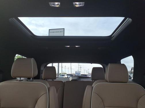 Iridescent Pearl Tricoat 2023 Chevrolet Traverse Premier