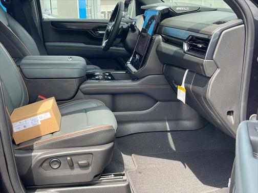 2025 GMC Yukon 4WD AT4