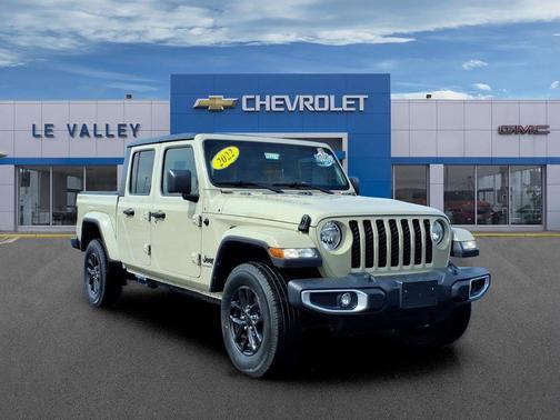 Limited Edition Gobi Clearcoat 2022 Jeep Gladiator Sport S