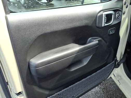 Limited Edition Gobi Clearcoat 2022 Jeep Gladiator Sport S