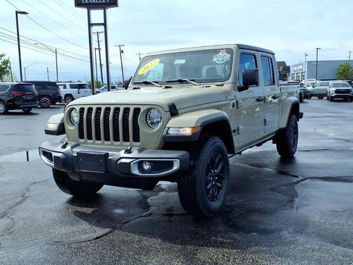 Limited Edition Gobi Clearcoat 2022 Jeep Gladiator Sport S