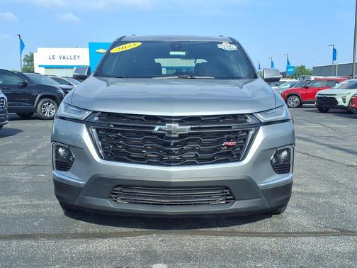 Sterling Gray Metallic 2023 Chevrolet Traverse RS