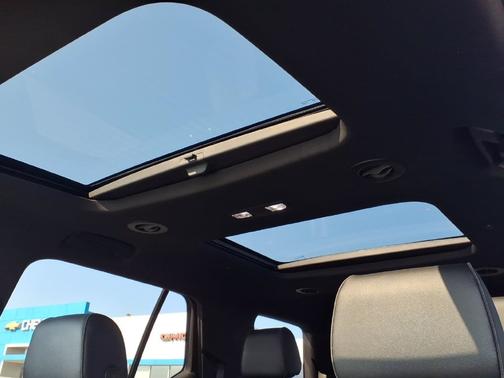 Mosaic Black Metallic 2023 Chevrolet Traverse RS