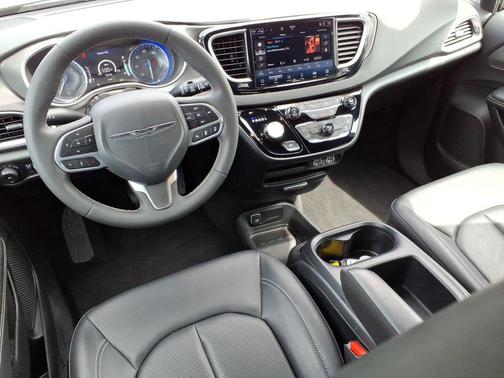 Diamond Black Crystal Pearlcoat 2025 Chrysler Pacifica L