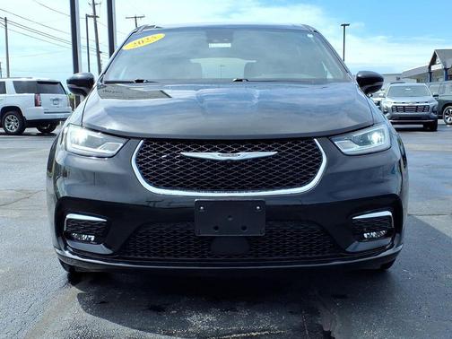 Diamond Black Crystal Pearlcoat 2025 Chrysler Pacifica L