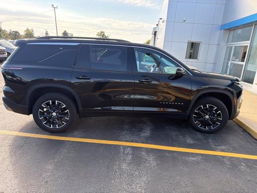 Mosaic Black Metallic 2026 Chevrolet Traverse LT