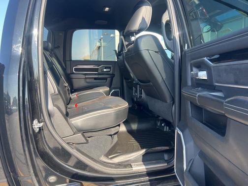 Diamond Black Crystal Pearlcoat 2022 RAM 2500 Laramie Crew Cab 4x4 6'4' Box