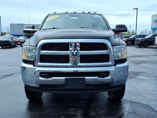 Brilliant Black Crystal Pearlcoat 2018 RAM 3500 Tradesman Crew Cab 4x4 6'4' Box