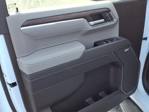 Glacier White Tricoat 2026 GMC Sierra 1500 SLT