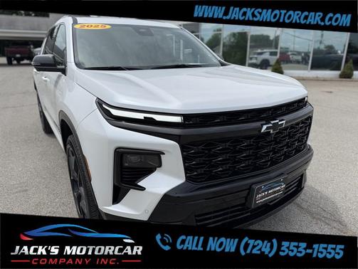 Iridescent Pearl Tricoat 2025 Chevrolet Traverse RS