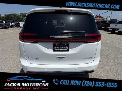 Bright White Clearcoat 2026 Chrysler Pacifica Limited