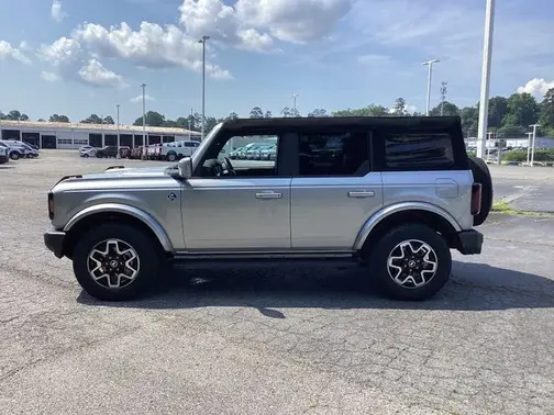 Iconic Silver Metallic 2023 Ford Bronco Outer Banks