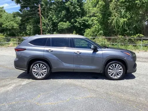 Magnetic Gray Metallic 2024 Toyota Highlander Platinum