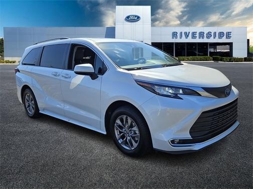 2023 Toyota Sienna XLE