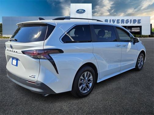 2023 Toyota Sienna XLE