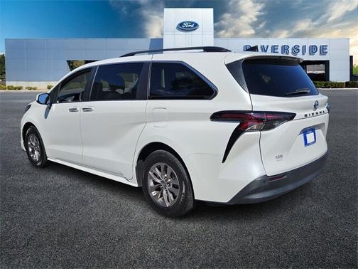 2023 Toyota Sienna XLE
