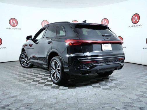 Mythos Black Metallic 2026 Audi Q5 Premium plus