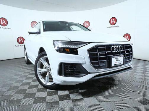 Glacier White Metallic 2023 Audi Q8 55 Premium