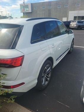 Glacier White 2026 Audi Q7 45 Premium