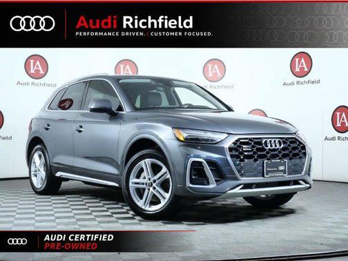 Daytona Gray Pearl Effect 2024 Audi Q5 e 55 S line Premium Plus